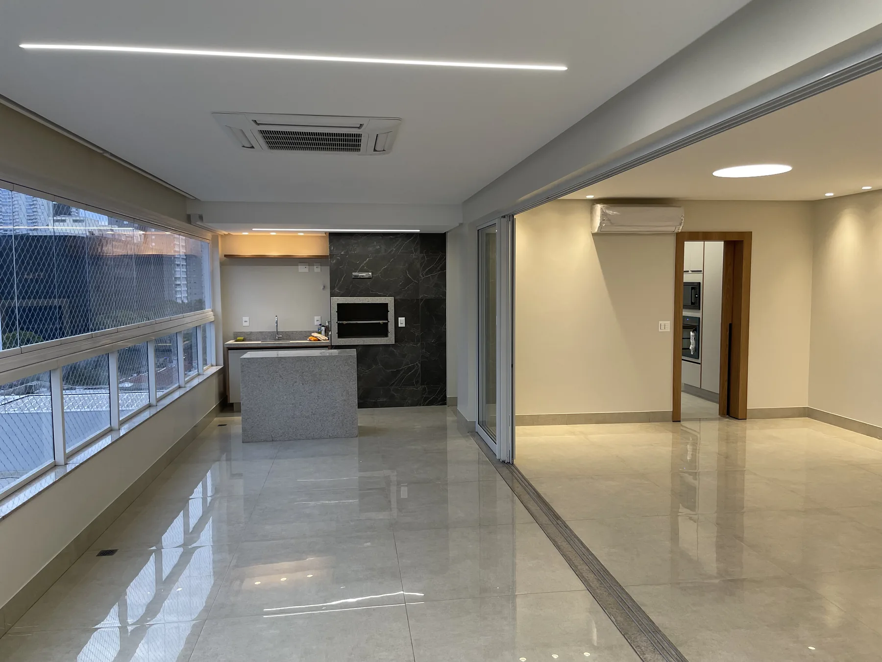 Ambiente residencial contemporâneo com iluminação integrada e climatização
