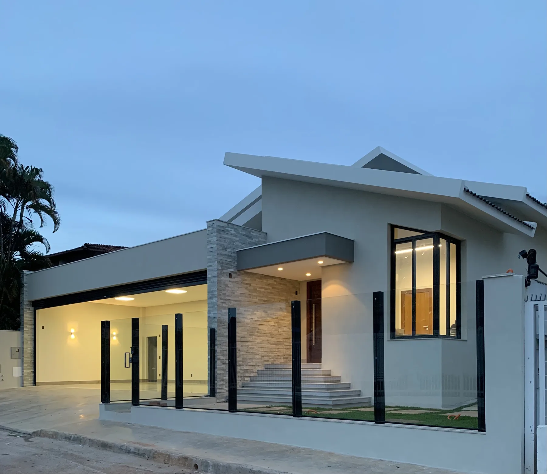 Fachada residencial contemporânea iluminada