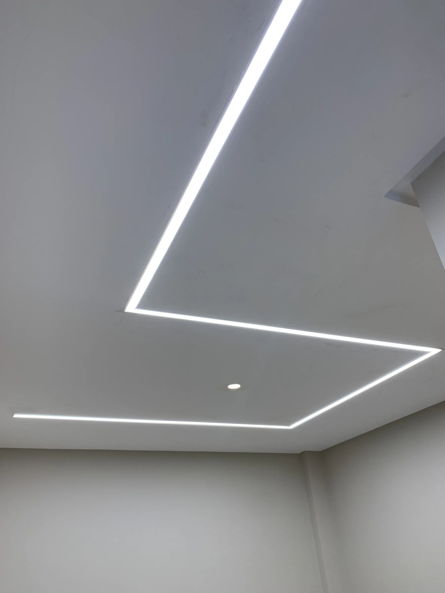 Iluminação linear executada em teto residencial