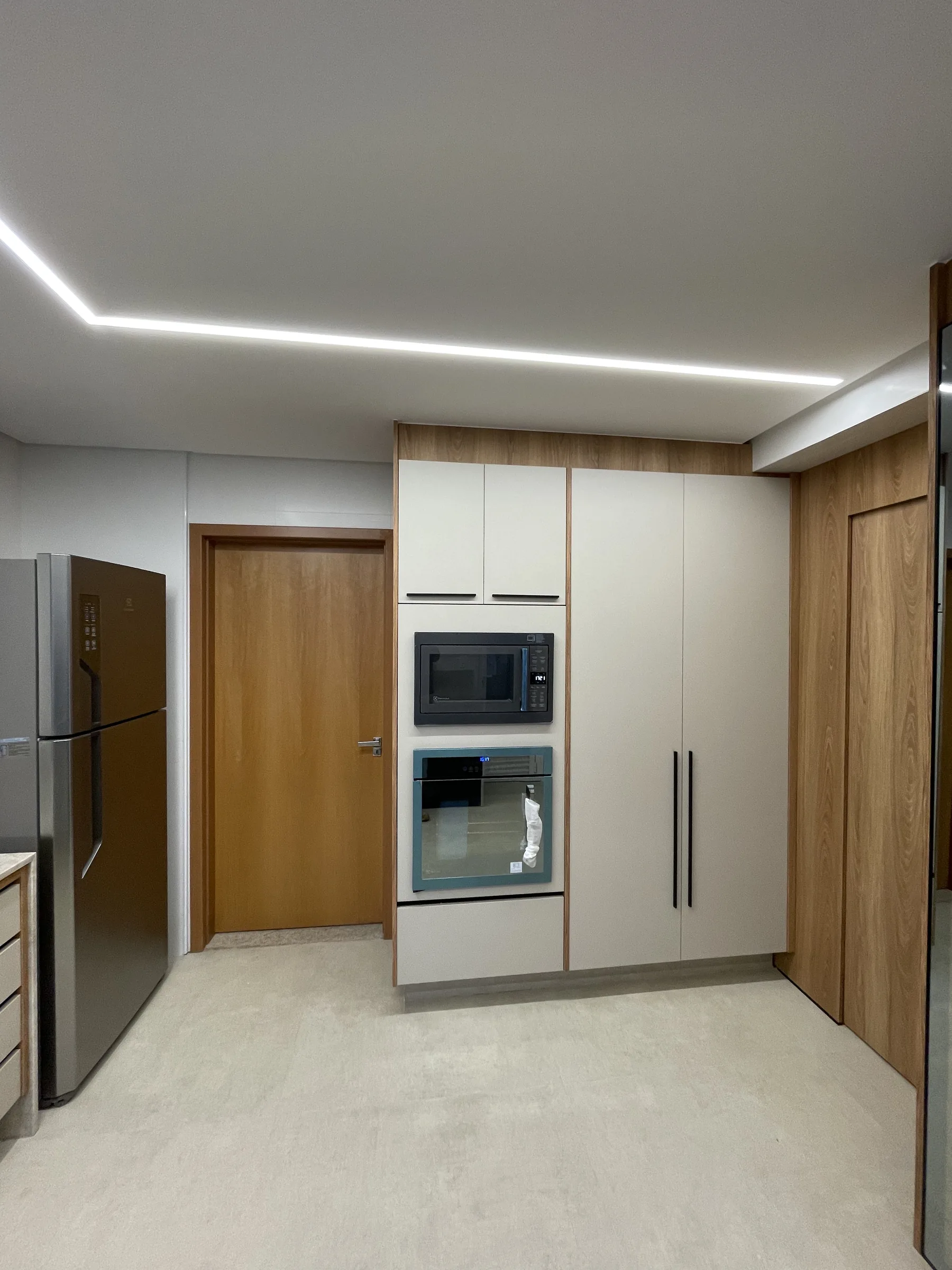 Living com iluminação linear integrada